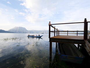 湖畔木栈 静享悠然水色