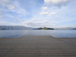 湖畔木栈道 宁静湖景风光