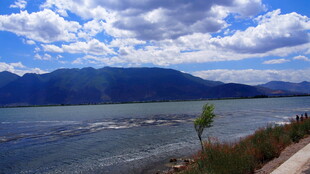 湖畔风光 远山近树伴蓝天