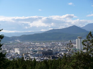俯瞰城市与远山美景