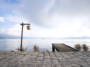 湖畔木栈道与指路标