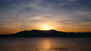 夕阳下的山水美景