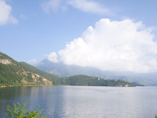 湖畔青山蓝天白云美景