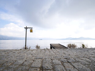 海边孤寂路灯与延伸栈道