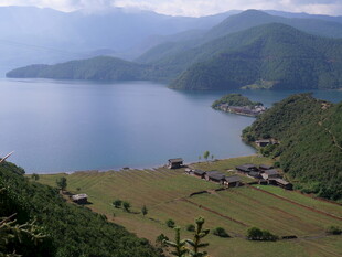 山间湖畔的宁静村落