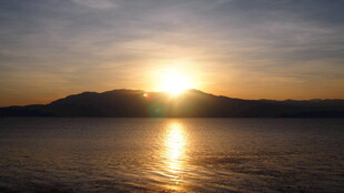 夕阳下的湖光山色美景