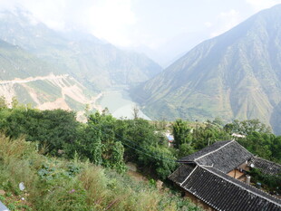 山间村落与壮丽河谷景观