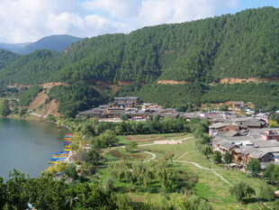 依山傍水的美丽村落