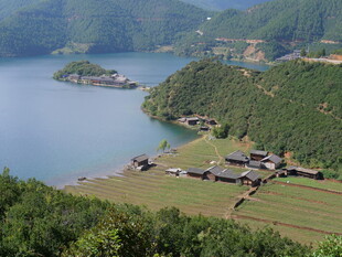 湖畔山村田园美景