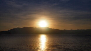 夕阳下的湖面壮丽美景