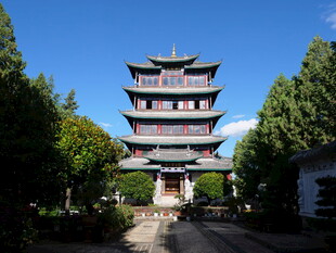 古雅多层塔楼隐于绿树间