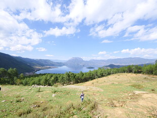 山间骑行赏湖景风光
