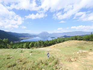 草原湖畔徒步美景