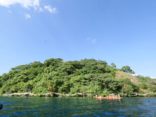 青山绿水间的泛舟美景