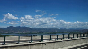 公路旁的蓝天山水美景