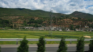 山间公路旁的秀丽风景