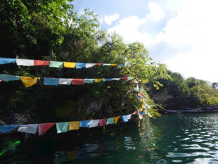 水上飘扬的多彩经幡