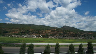 公路旁青山白云美景