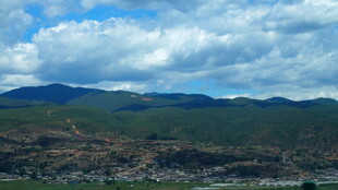 蓝天白云下的山峦美景
