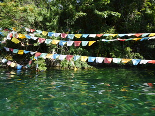 湖畔经幡 映现自然之美