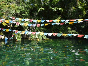 清澈水域边的五彩经幡