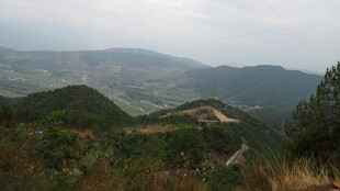 山间景色 绿意盎然的丘陵