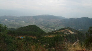 山峦叠翠的自然风光