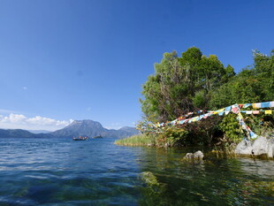 湖畔经幡装点的秀丽风光