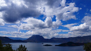 湖畔蓝天与云朵壮丽景致