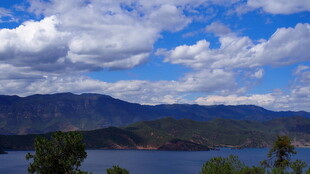蓝天白云下的山水美景