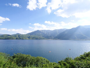 湖畔青山美景