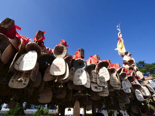 传统鼓手列队表演
