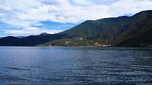 宁静湖景与远处山峦