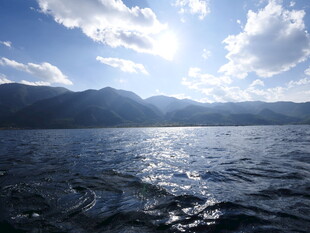 波光粼粼的湖与蓝天白云