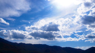 蓝天白云下的山峦美景