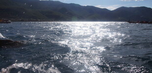 波光粼粼的海面与远山