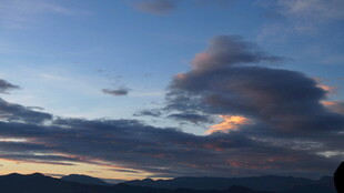 黄昏时分的绚丽天空