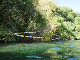 河畔多彩经幡装点自然美