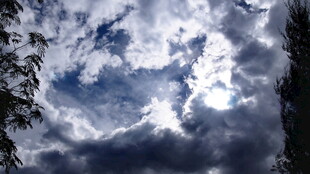 天空中云朵与阳光交织