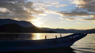 夕阳下的静谧渔船