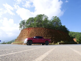 红色皮卡停于开阔场地