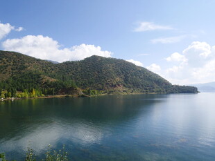 宁静湖景与远山相映成趣