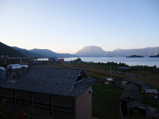 湖畔山间村落美景