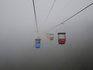 雾中缆车穿梭