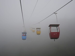 雾中缆车悬于空中