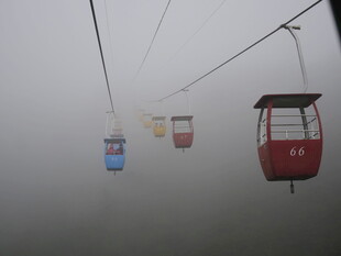 雾中缆车悬挂空中