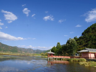 湖畔小屋 山水相依美景