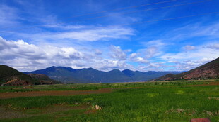 草原蓝天远山美丽风光