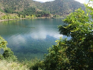 山间静谧湖水 绿意环绕