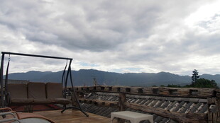 屋顶视角下的远山与天空